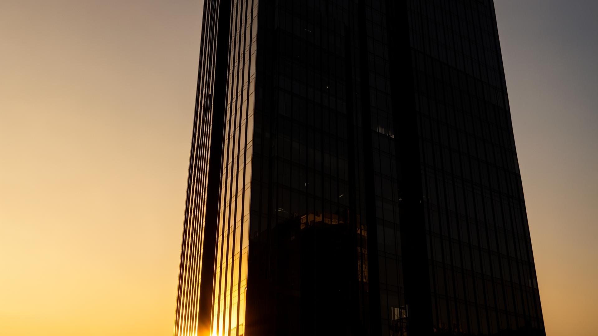 Edifício corporativo representando ativos imobiliários